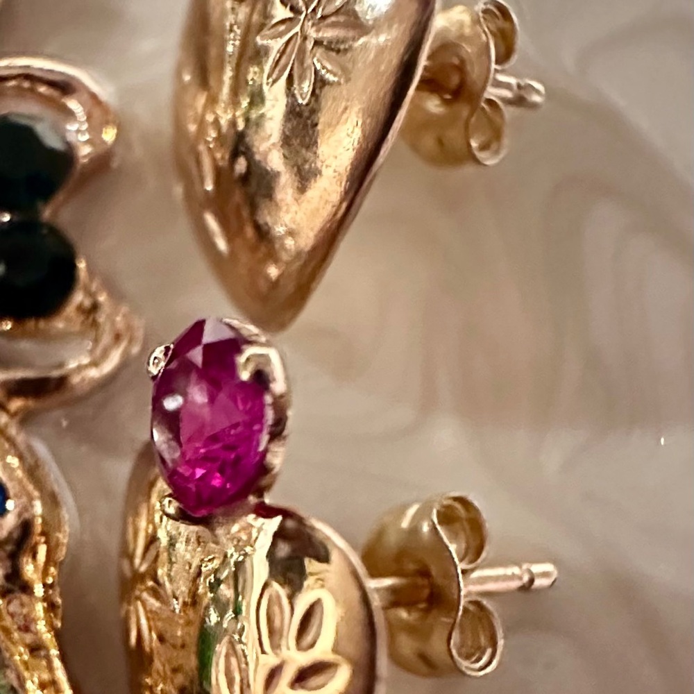 Vintage 18k solid gold earrings with Genuine Ruby & etched detailing - Picture 7 of 16
